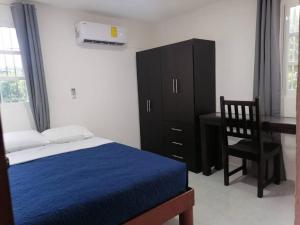1 dormitorio con cama, escritorio y silla en Departamento Centro Cancún SM 29, en Cancún