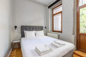 Postel nebo postele na pokoji v ubytování Beautiful Vibrant Cozy 1bed Home W Balcony! #298