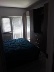 Un pat sau paturi într-o cameră la Apartament b&b Rădăuți