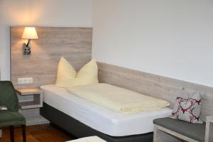 BermuthshainDeutsches Haus Hotel Restaurant Gastwirtschaft Biergarten am Radweg Bermuthshain的卧室里有一张带木质床头板的床 更多66张照片