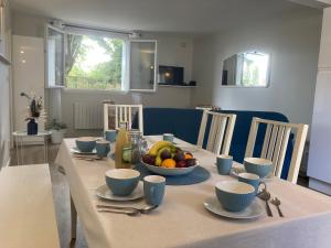 a dining room table with a bowl of fruit on it at Gîte Au Coeur d’Azay in Azay-le-Rideau +37 photos