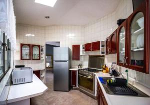 una cucina con frigorifero e armadietti in acciaio inossidabile di Casa InHome, your home at Oaxaca a Città di Oaxaca