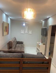 un soggiorno con divano e TV di Apartamento four seasons a Guarujá