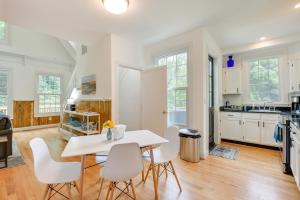 cocina y comedor con mesa blanca y sillas en Family-Friendly Chesapeake Beach House with Deck! en Chesapeake Beach