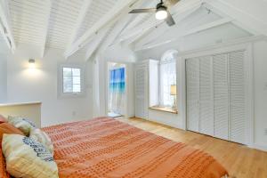um quarto branco com uma cama grande e janelas em Family-Friendly Chesapeake Beach House with Deck! em Chesapeake Beach