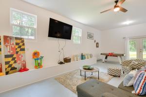 uma sala de estar com um sofá e uma televisão na parede em Family-Friendly Chesapeake Beach House with Deck! em Chesapeake Beach