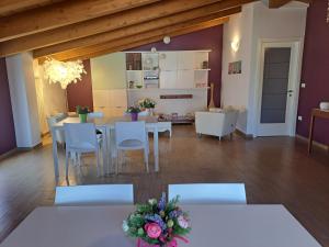 モンテジルヴァーノにあるB&B Carlottaのダイニングルーム(白いテーブル、白い椅子付)