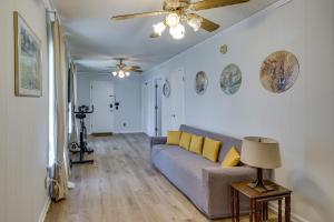 ein Wohnzimmer mit einem Sofa und einem Deckenventilator in der Unterkunft Historic Augusta Getaway with Screened Porch! in Augusta
