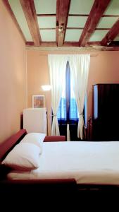 ヴェローナにあるMonolocale in Centro a Veronaのベッドルーム(大きな白いベッド1台、窓付)