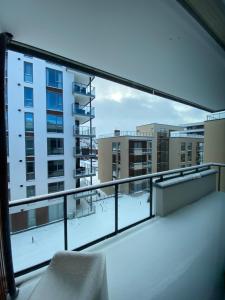 a balcony with a view of a building at Ny og moderne 2-roms leilighet på Øvre Nyhavna in Trondheim