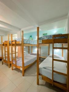 Katil dua tingkat atau katil-katil dua tingkat dalam bilik di Hostel Samara