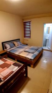 2 camas en una habitación con ventana en City Hostel, en Skopje