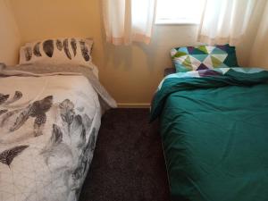 Giường trong phòng chung tại Basildon Holiday Home in Essex UK