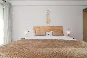 1 dormitorio con 1 cama grande y 2 lámparas en Precioso apartamento con espectaculares vistas, en Santander