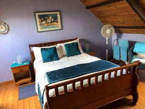 Langonnet的住宿－Le Gorzic，一间卧室配有一张带蓝色床单的大床