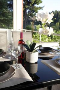 弗魯卡斯岩的住宿－Calma Resort，一张桌子,上面放着一瓶葡萄酒和眼镜