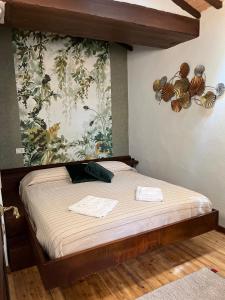 - une chambre avec un lit et 2 serviettes dans l'établissement La soffitta nel Bastione, à Pitigliano