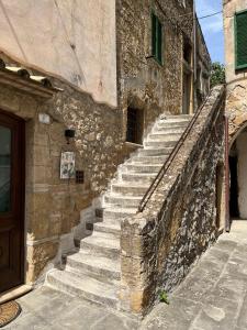 un escalier en pierre à côté d'un bâtiment dans l'établissement La soffitta nel Bastione, à Pitigliano