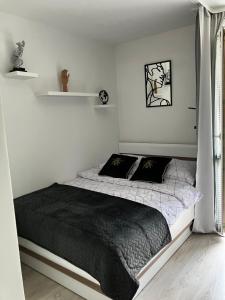 Tempat tidur dalam kamar di Charming Apartament