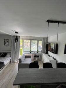 un soggiorno con divano e tavolo di Charming Apartament a Płock