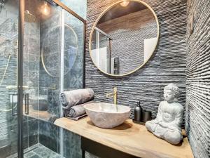 La salle de bains est pourvue d'un lavabo et d'un miroir. dans l'établissement O Flamingo Apartments, à Ovar