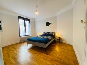 a bedroom with a bed and a wooden floor at Cozy Appart' 2 Centre ville proche gare Massy - Cozy Houses in Massy