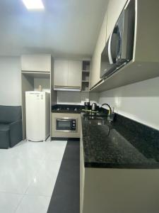 a kitchen with a sink and a refrigerator at Apartamento Aconchegante e Silencioso em Bairro Tranquilo in Bento Gonçalves