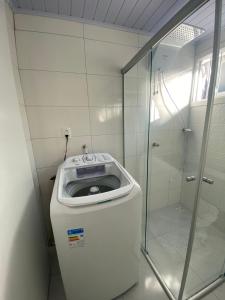 a bathroom with a glass shower with a toilet at Apartamento Aconchegante e Silencioso em Bairro Tranquilo in Bento Gonçalves