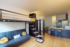 - un salon avec un canapé et des lits superposés dans l'établissement Studio Vaugelas au centre ville d'Annecy, à Annecy