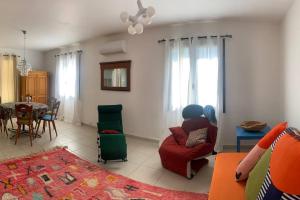 een woonkamer met een rode bank en een tafel bij Ferienhaus mit grandiosem Blick in Anduze