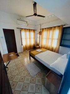 um quarto com uma cama e uma mesa em VayalMonk - Alleppey Island Isolated Villa resort em Alappuzha