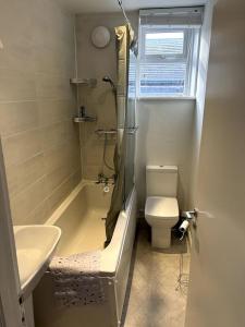 uma casa de banho com um chuveiro, um WC e um lavatório. em Suze's Stays em Harrogate