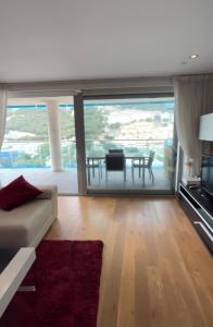 ジブラルタルにあるOcean Village Luxury 2 Bed 2 Bath Apartment - amazing views - pools and jacuzzisのソファとテーブルのあるリビングルーム +30枚の写真