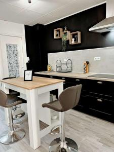 a kitchen with a counter and a table and chairs at Bel appartement sur Dunkerque in Dunkerque