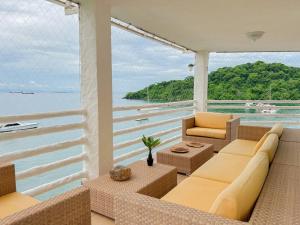 sala de estar con vistas al océano en Live an adventure in Taboga 2, en Taboga