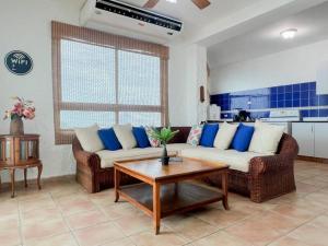 sala de estar con sofá y mesa en Live an adventure in Taboga 2, en Taboga