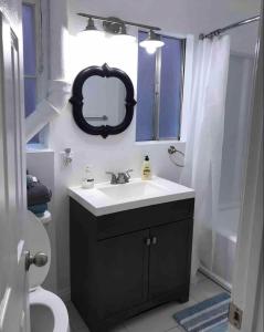 y baño con lavabo y espejo. en Studio Gaslamp Conv Cntr - W Parking & 2 Beds #4, en San Diego