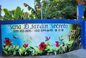 un panneau indiquant un centre de jardin avec des fleurs et des plantes dans l'établissement AO EO little wooden house honeymoon suite, à Santiago de los Caballeros