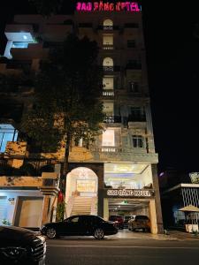 una macchina nera parcheggiata di fronte a un edificio di SAO BĂNG HOTEL a Thu Dau Mot