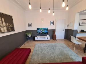 TV a/nebo společenská místnost v ubytování Duplex dans le centre d'Heusy