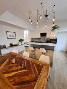 Kuchyň nebo kuchyňský kout v ubytování Duplex dans le centre d'Heusy