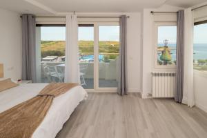 1 dormitorio con cama y vistas al océano en Precioso apartamento con vistas espectaculares, en Santander