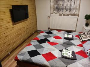 sypialnia z damską kołdrą na łóżku w obiekcie Chata Dolní Maxov w mieście Josefuv dul