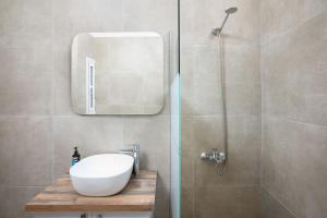 y baño con lavabo y ducha. en The H Experience - Urban 2BD Rooftop Athens Center, en Atenas