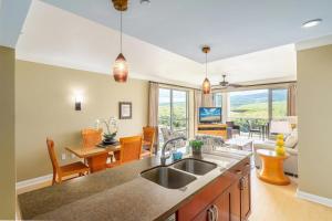 Honua Kai Hokulani 934, Large Lanai, No Carpet, AC في لاهينا: مطبخ مع حوض وغرفة معيشة