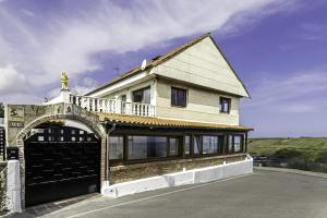 una casa con una puerta y una persona encima de ella en Precioso apartamento con vistas espectaculares, en Santander