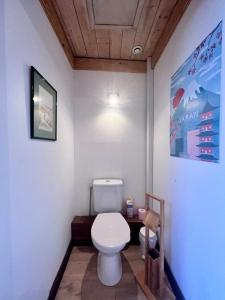 baño con aseo blanco en una habitación en Casa Montcalm - Spacieux - Brive Proche Gare/Centre, en Brive-la-Gaillarde