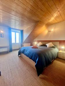 1 dormitorio con 1 cama grande y techo de madera en Casa Montcalm - Spacieux - Brive Proche Gare/Centre, en Brive-la-Gaillarde
