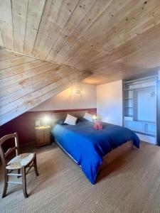 1 dormitorio con cama azul y techo de madera en Casa Montcalm - Spacieux - Brive Proche Gare/Centre, en Brive-la-Gaillarde