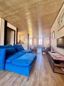 sala de estar con sofá azul y mesa en Casa Montcalm - Spacieux - Brive Proche Gare/Centre, en Brive-la-Gaillarde